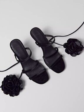 Urban Outfitters Black Strappy Sandals With Removeable Flower Accent- Size 9